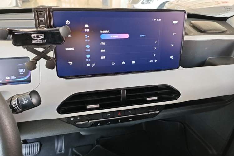 Used Geely Galaxy Panda 2024 Panda Mini 200km Endurance Bear Audio And AC Panel
