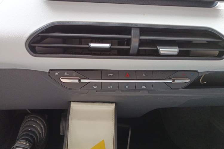 Used Geely Galaxy Panda 2024 Panda Mini 200km Endurance Bear Audio And AC Panel