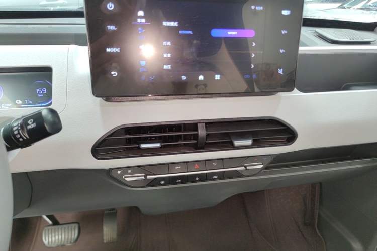 Used Geely Galaxy Panda 2024 Panda Mini 200km Endurance Bear Audio And AC Panel