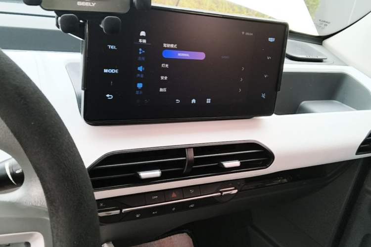 Used Geely Galaxy Panda 2024 Panda Mini 200km Endurance Bear Audio And AC Panel
