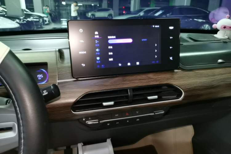 Used Geely Galaxy Panda 2024 Panda Mini 200km Endurance Bear Audio And AC Panel