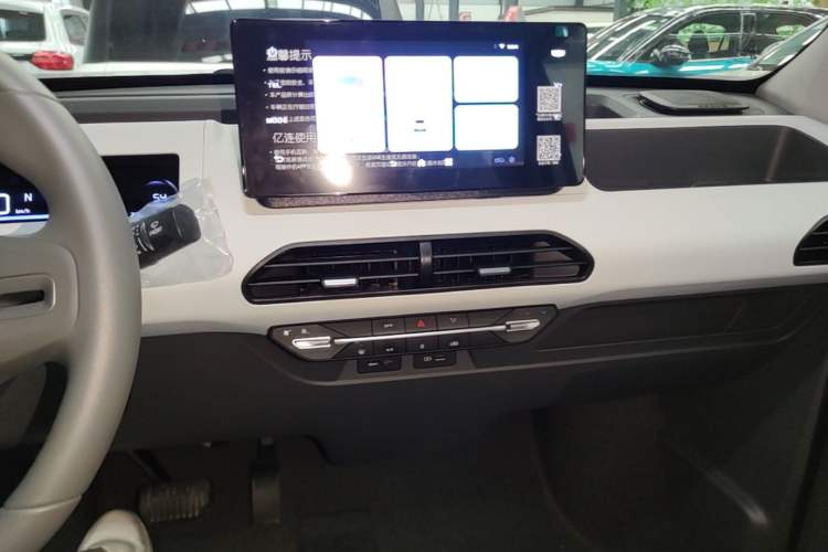 Used Geely Galaxy Panda 2024 Panda Mini 200km Endurance Bear Audio And AC Panel