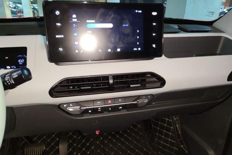 Used Geely Galaxy Panda 2024 Panda Mini 200km Endurance Bear Audio And AC Panel