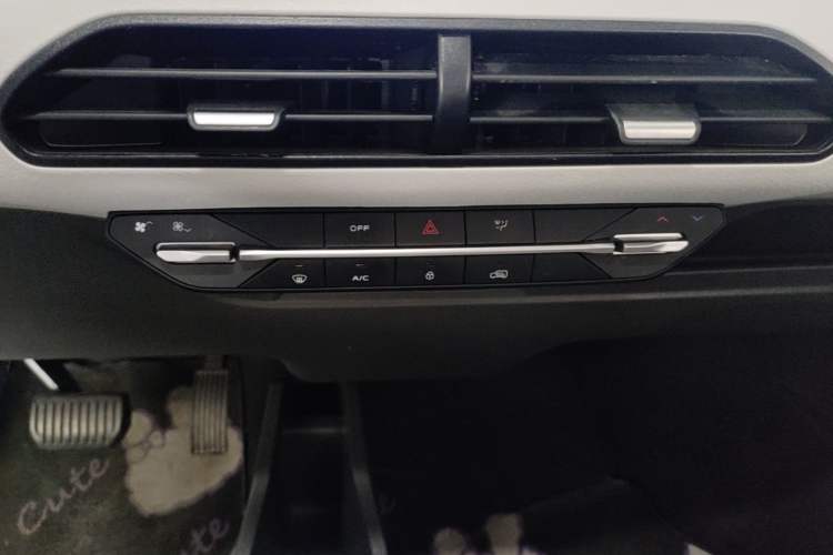 Used Geely Galaxy Panda 2024 Panda Mini 200km Endurance Bear Audio And AC Panel