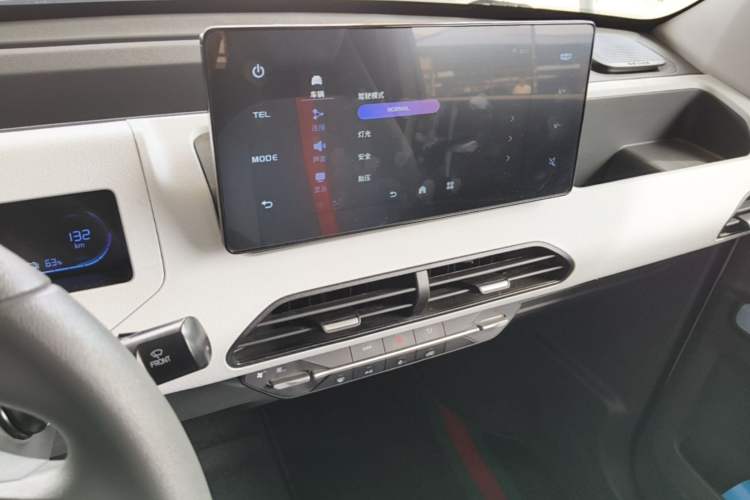 Used Geely Galaxy Panda 2024 Panda Mini 200km Endurance Bear Audio And AC Panel