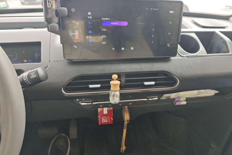 Used Geely Galaxy Panda 2024 Panda Mini 200km Endurance Bear Audio And AC Panel