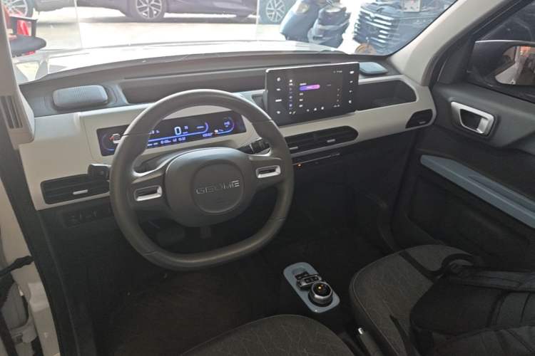 Used Geely Galaxy Panda 2024 Panda Mini 200km Endurance Bear Center Console