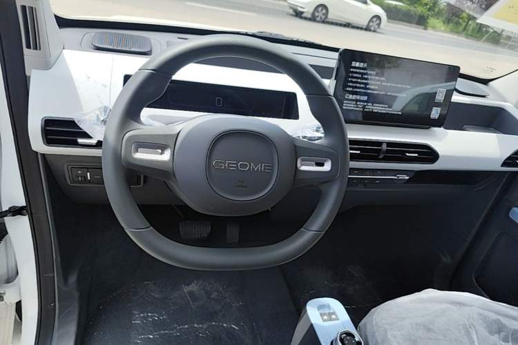 Used Geely Galaxy Panda 2024 Panda Mini 200km Endurance Bear Center Console