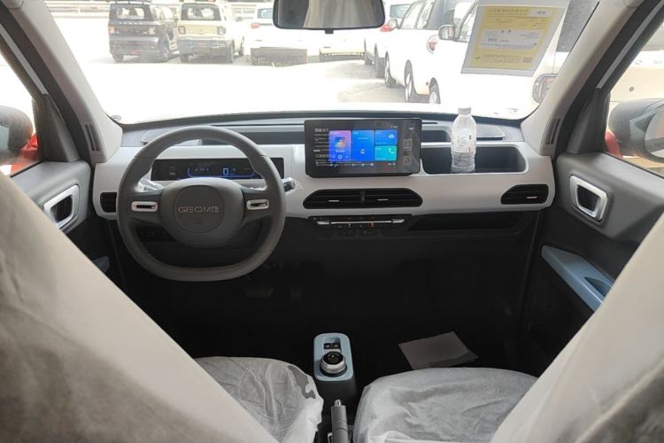 Used Geely Galaxy Panda 2024 Panda Mini 200km Endurance Bear Center Console