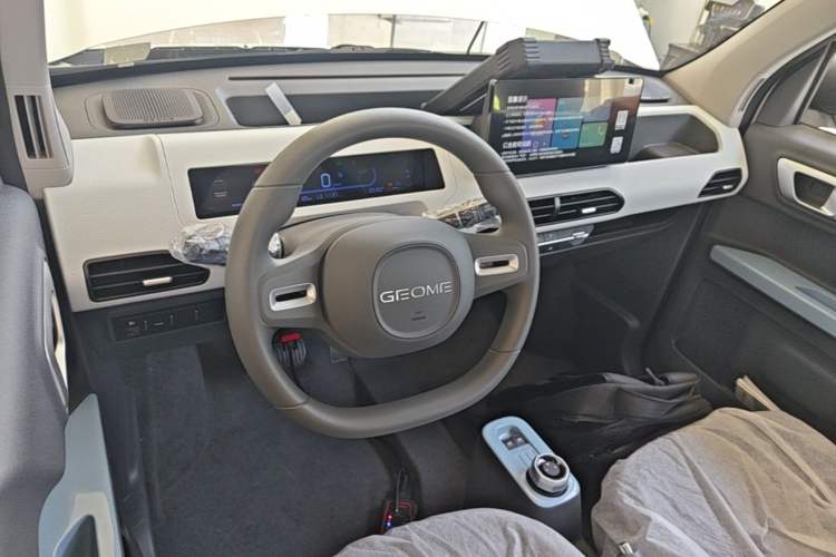Used Geely Galaxy Panda 2024 Panda Mini 200km Endurance Bear Center Console