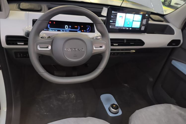 Used Geely Galaxy Panda 2024 Panda Mini 200km Endurance Bear Center Console
