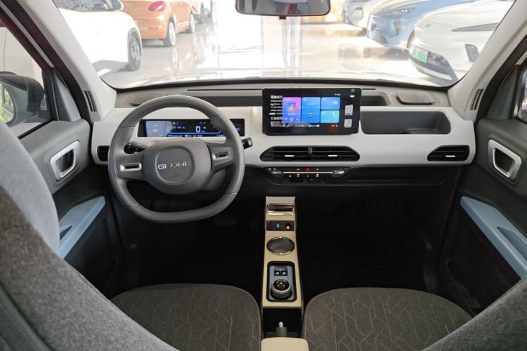 Used Geely Galaxy Panda 2024 Panda Mini 200km Endurance Bear Center Console