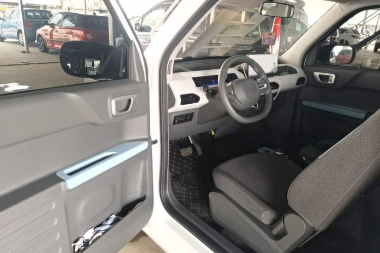 Used Geely Galaxy Panda 2024 Panda Mini 200km Endurance Bear Driver Seat