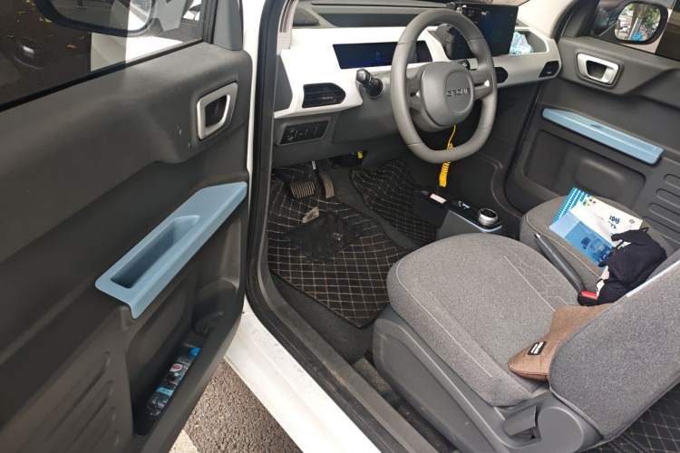 Used Geely Galaxy Panda 2024 Panda Mini 200km Endurance Bear Driver Seat