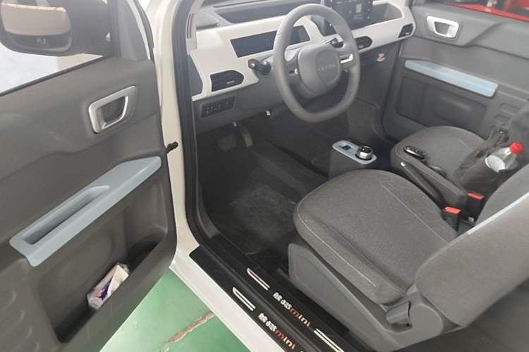 Used Geely Galaxy Panda 2024 Panda Mini 200km Endurance Bear Driver Seat