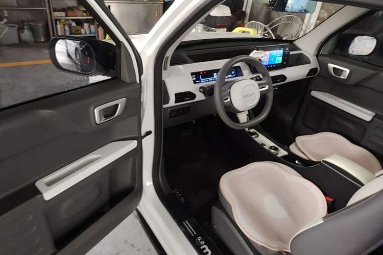 Used Geely Galaxy Panda 2024 Panda Mini 200km Endurance Bear Driver Seat