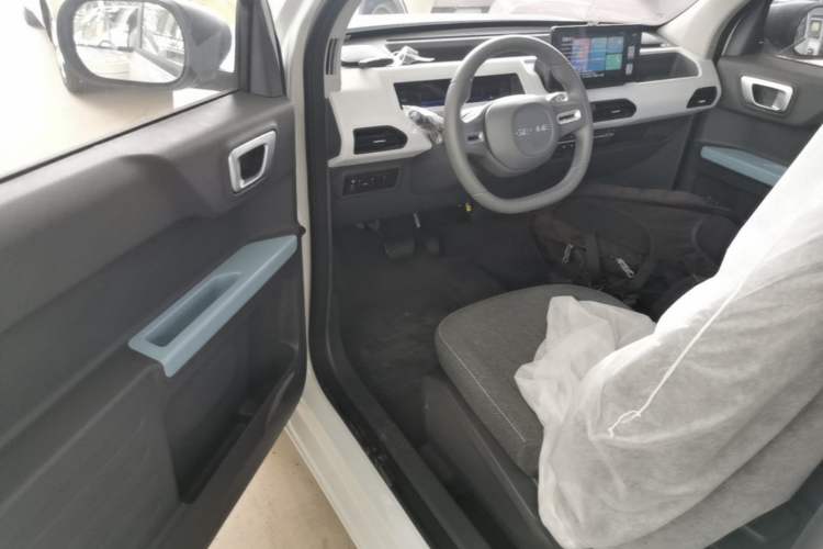 Used Geely Galaxy Panda 2024 Panda Mini 200km Endurance Bear Driver Seat