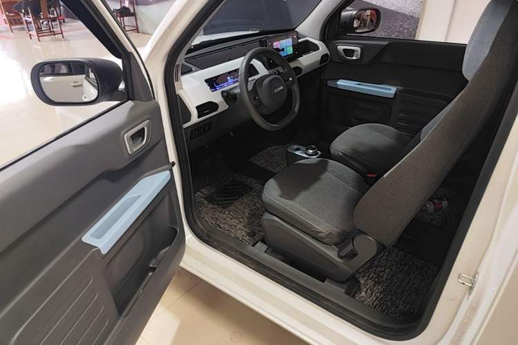 Used Geely Galaxy Panda 2024 Panda Mini 200km Endurance Bear Driver Seat