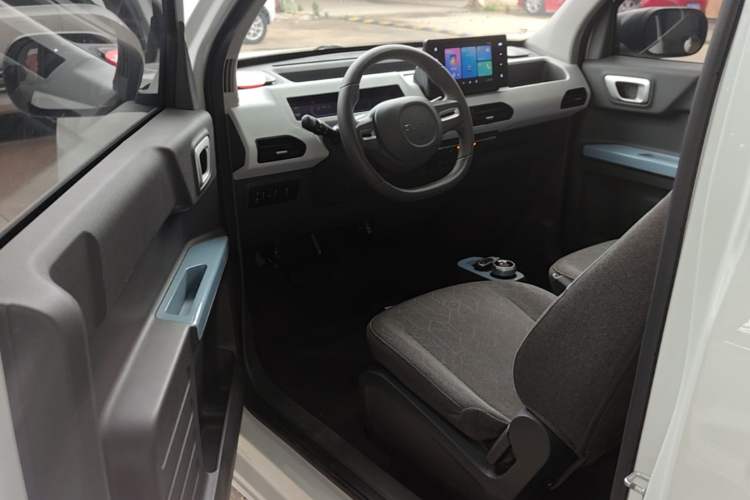 Used Geely Galaxy Panda 2024 Panda Mini 200km Endurance Bear Driver Seat