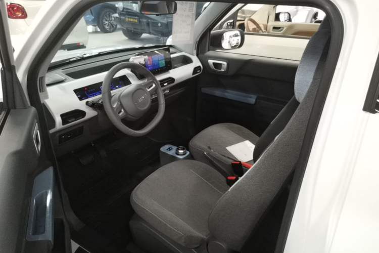 Used Geely Galaxy Panda 2024 Panda Mini 200km Endurance Bear Driver Seat