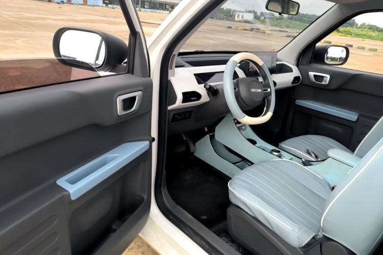 Used Geely Galaxy Panda 2024 Panda Mini 200km Endurance Bear Driver Seat