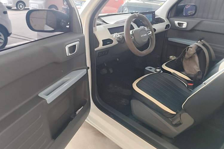 Used Geely Galaxy Panda 2024 Panda Mini 200km Endurance Bear Driver Seat