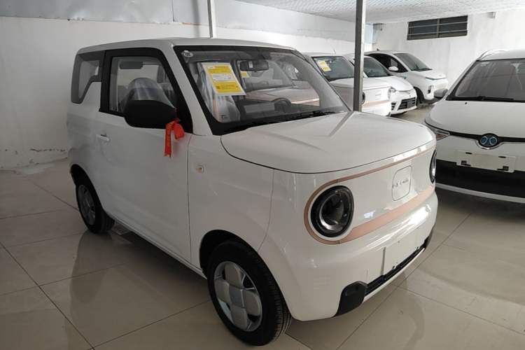 Used Geely Galaxy Panda 2024 Panda Mini 200km Endurance Bear Front Right 45 Deg