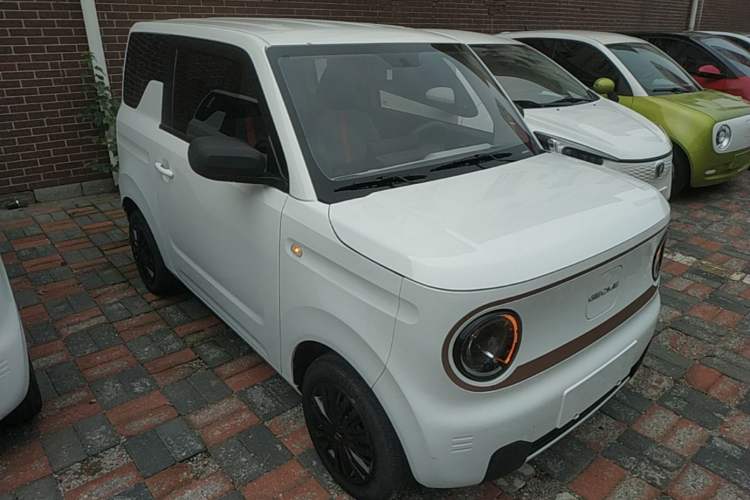 Used Geely Galaxy Panda 2024 Panda Mini 200km Endurance Bear Front Right 45 Deg