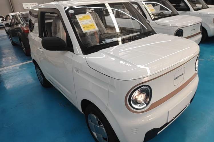 Used Geely Galaxy Panda 2024 Panda Mini 200km Endurance Bear Front Right 45 Deg