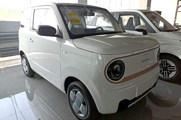 Used Geely Galaxy Panda 2024 Panda Mini 200km Endurance Bear Front Right 45 Deg