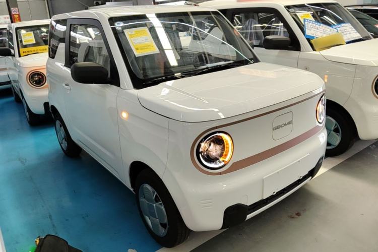 Used Geely Galaxy Panda 2024 Panda Mini 200km Endurance Bear Front Right 45 Deg