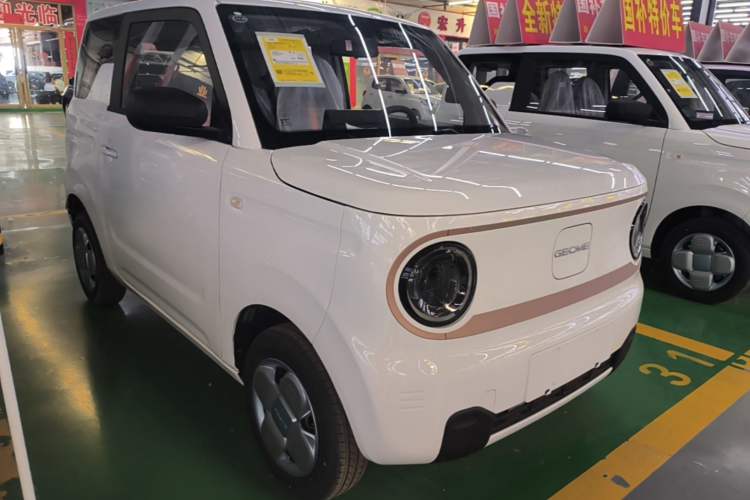 Used Geely Galaxy Panda 2024 Panda Mini 200km Endurance Bear Front Right 45 Deg