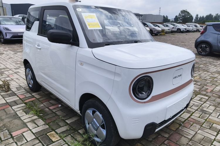Used Geely Galaxy Panda 2024 Panda Mini 200km Endurance Bear Front Right 45 Deg