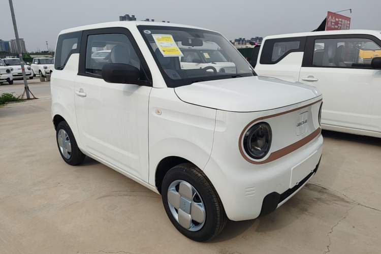 Used Geely Galaxy Panda 2024 Panda Mini 200km Endurance Bear Front Right 45 Deg