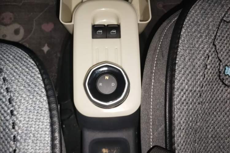Used Geely Galaxy Panda 2024 Panda Mini 200km Endurance Bear Gear Lever