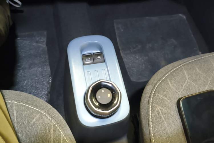 Used Geely Galaxy Panda 2024 Panda Mini 200km Endurance Bear Gear Lever