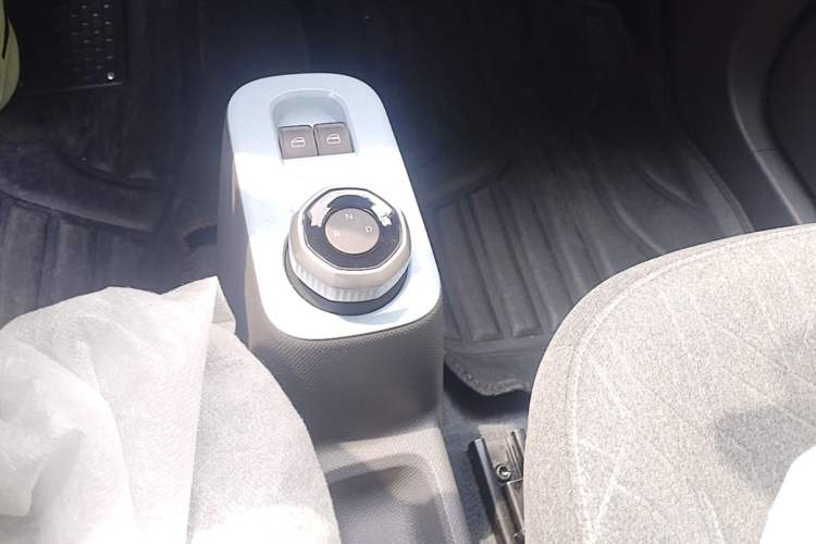 Used Geely Galaxy Panda 2024 Panda Mini 200km Endurance Bear Gear Lever