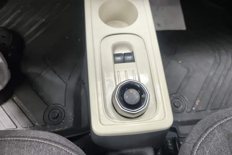 Used Geely Galaxy Panda 2024 Panda Mini 200km Endurance Bear Gear Lever
