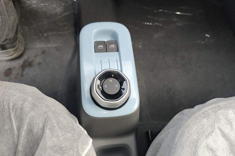 Used Geely Galaxy Panda 2024 Panda Mini 200km Endurance Bear Gear Lever