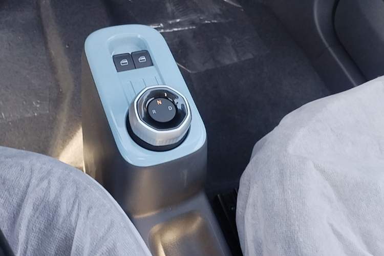 Used Geely Galaxy Panda 2024 Panda Mini 200km Endurance Bear Gear Lever