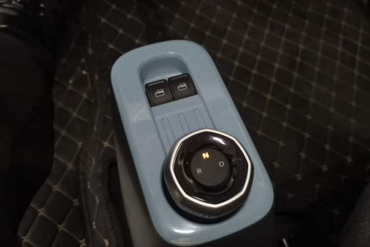 Used Geely Galaxy Panda 2024 Panda Mini 200km Endurance Bear Gear Lever