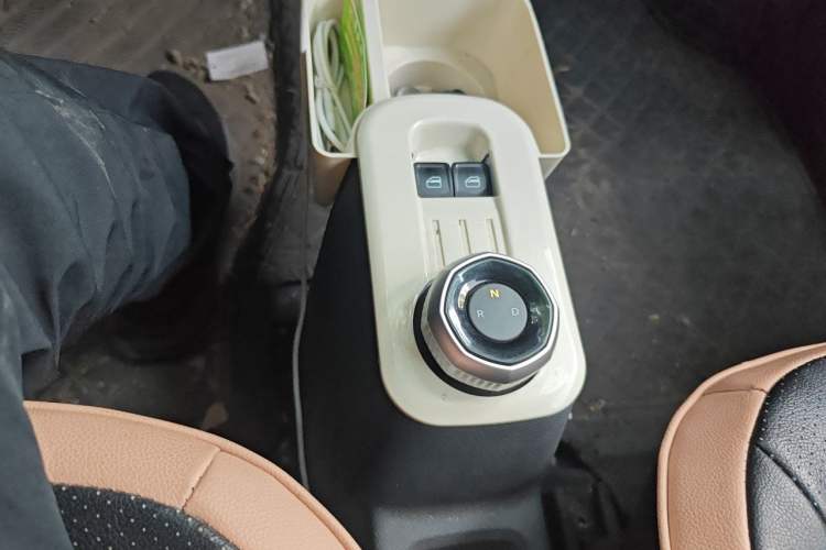 Used Geely Galaxy Panda 2024 Panda Mini 200km Endurance Bear Gear Lever