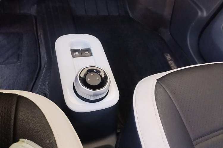 Used Geely Galaxy Panda 2024 Panda Mini 200km Endurance Bear Gear Lever
