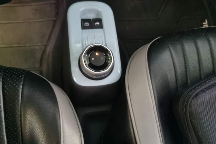 Used Geely Galaxy Panda 2024 Panda Mini 200km Endurance Bear Gear Lever
