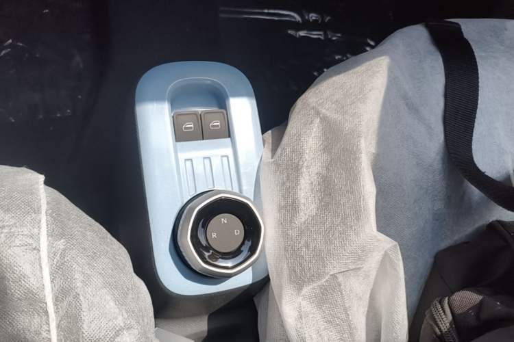 Used Geely Galaxy Panda 2024 Panda Mini 200km Endurance Bear Gear Lever