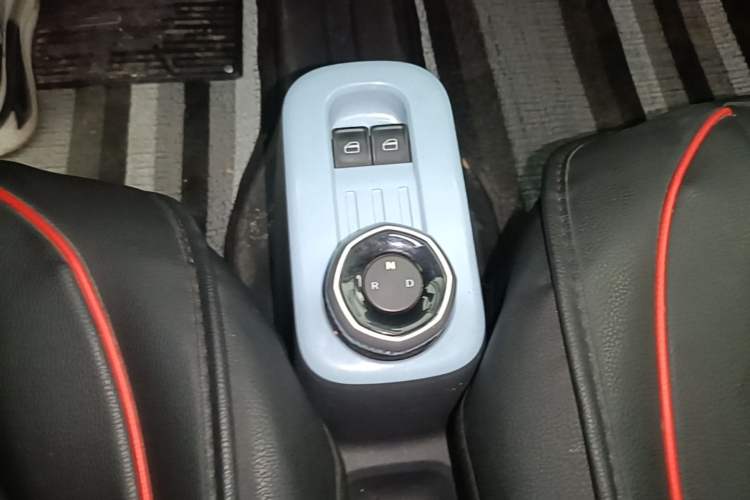 Used Geely Galaxy Panda 2024 Panda Mini 200km Endurance Bear Gear Lever