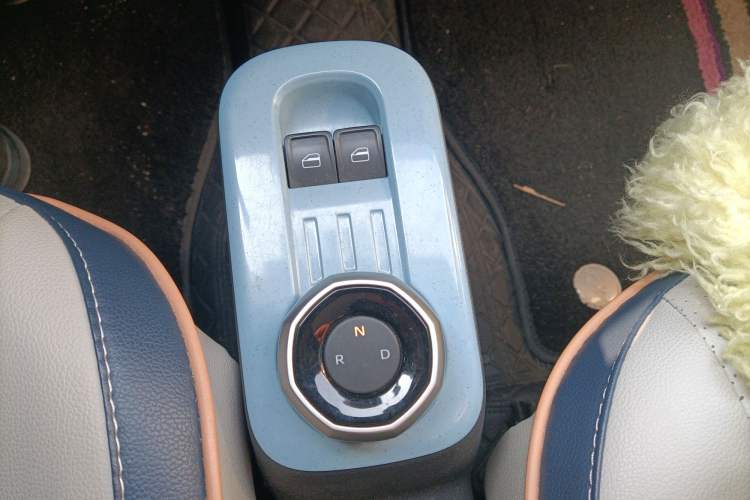 Used Geely Galaxy Panda 2024 Panda Mini 200km Endurance Bear Gear Lever