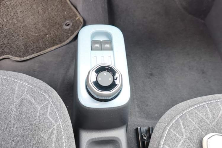 Used Geely Galaxy Panda 2024 Panda Mini 200km Endurance Bear Gear Lever
