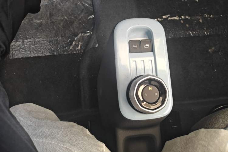 Used Geely Galaxy Panda 2024 Panda Mini 200km Endurance Bear Gear Lever