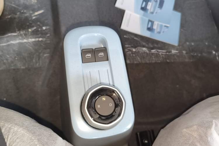 Used Geely Galaxy Panda 2024 Panda Mini 200km Endurance Bear Gear Lever